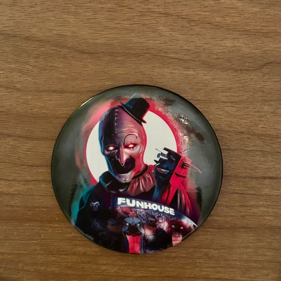 NWT•Horror Film Set• BUCKLE-DOWN Canvas Wallet, “IT 2” & 2 “Terrifier” Film Pins - Picture 5 of 16